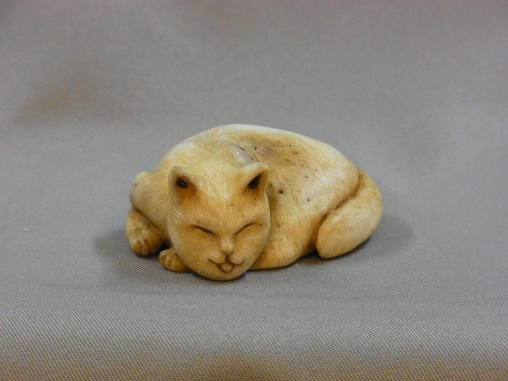 ☆現代根付、「猫」、ネコ根付、猫根付、ねこ根付、比古根付、鹿の角 根付 猫 帯飾り 根付け 数 -suu- 箱付き Palnart Poc (パル